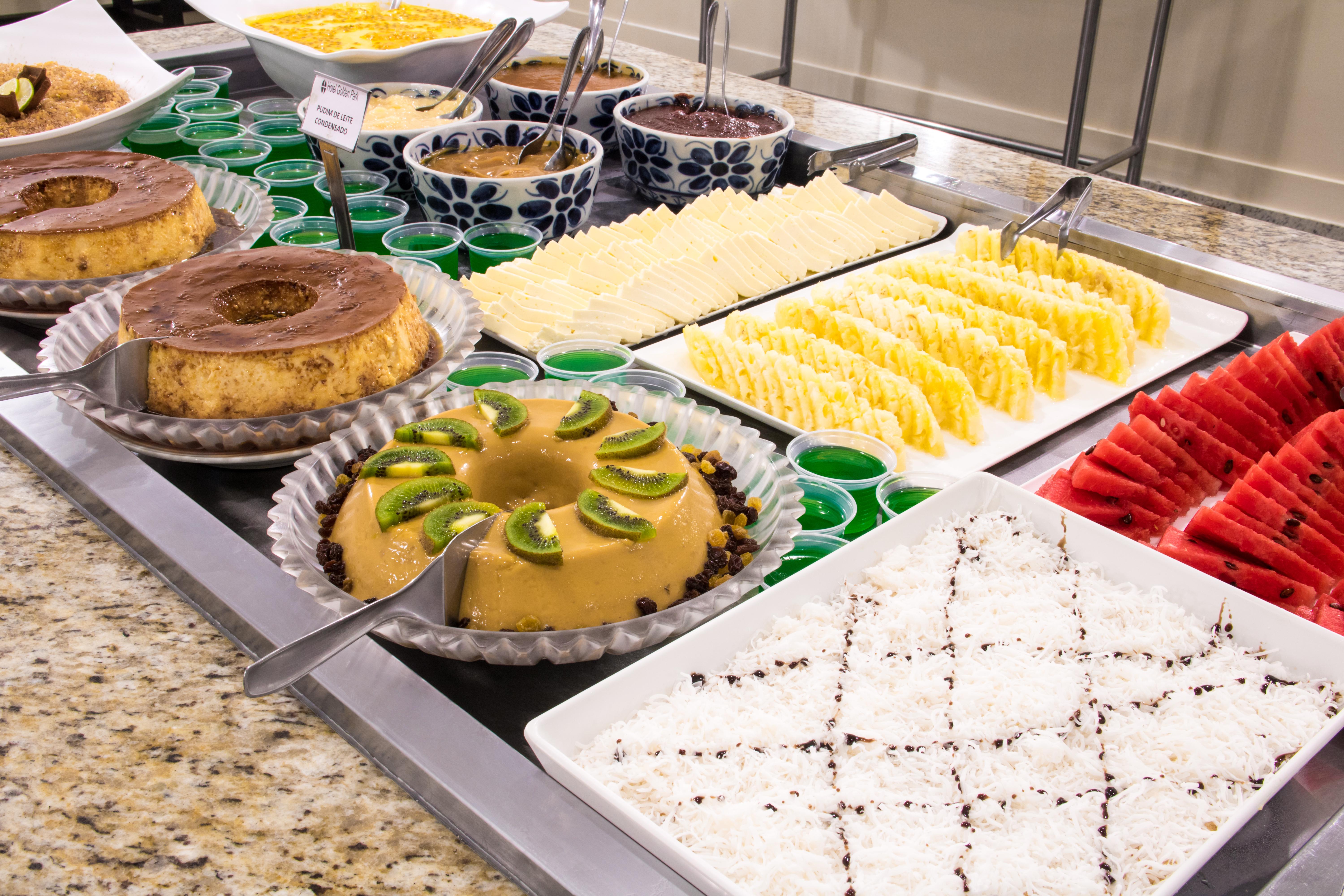 Golden Park All Inclusive Poços de Caldas Dış mekan fotoğraf A dessert buffet