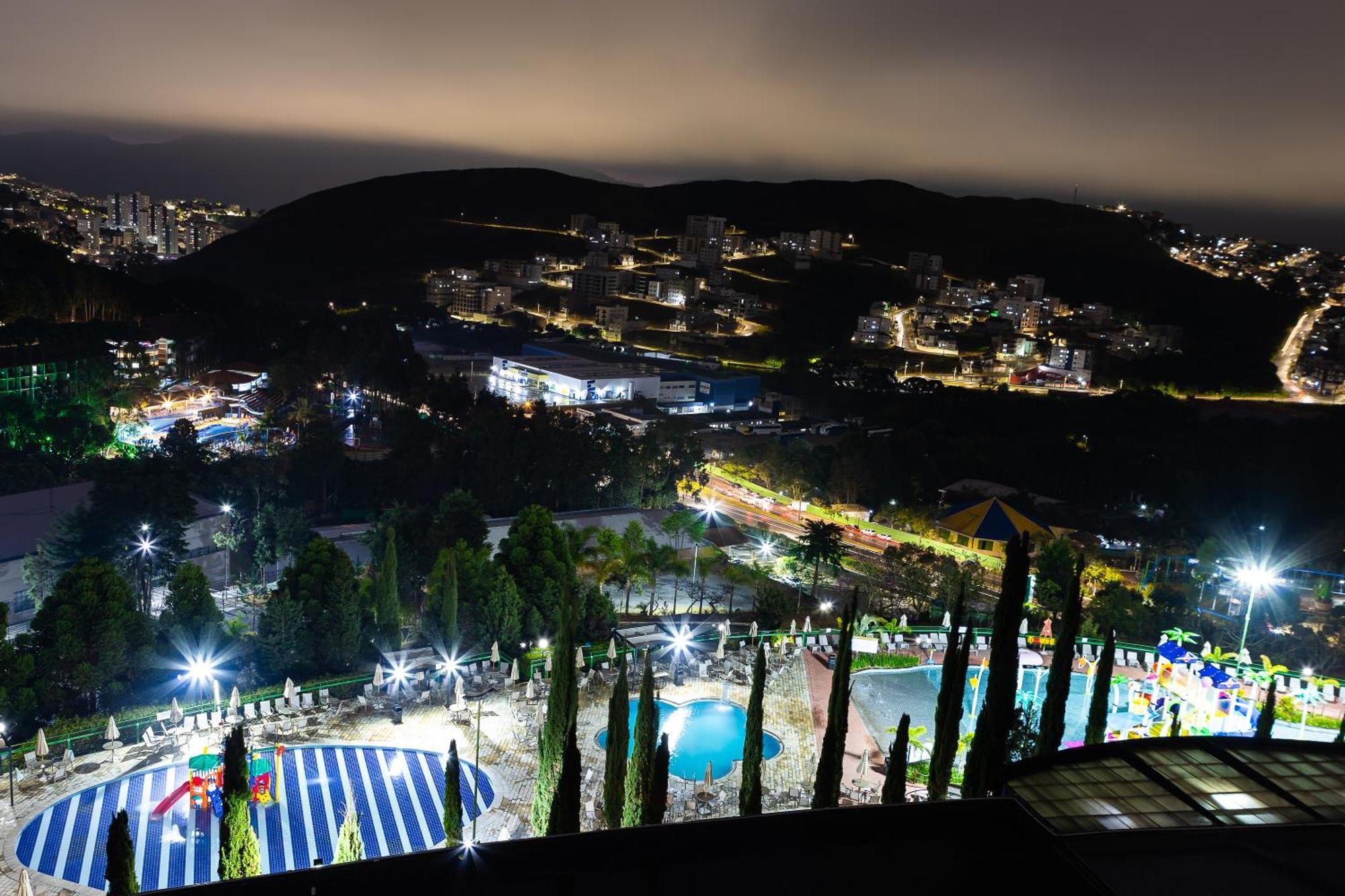 Golden Park All Inclusive Poços de Caldas Dış mekan fotoğraf View of the park at night