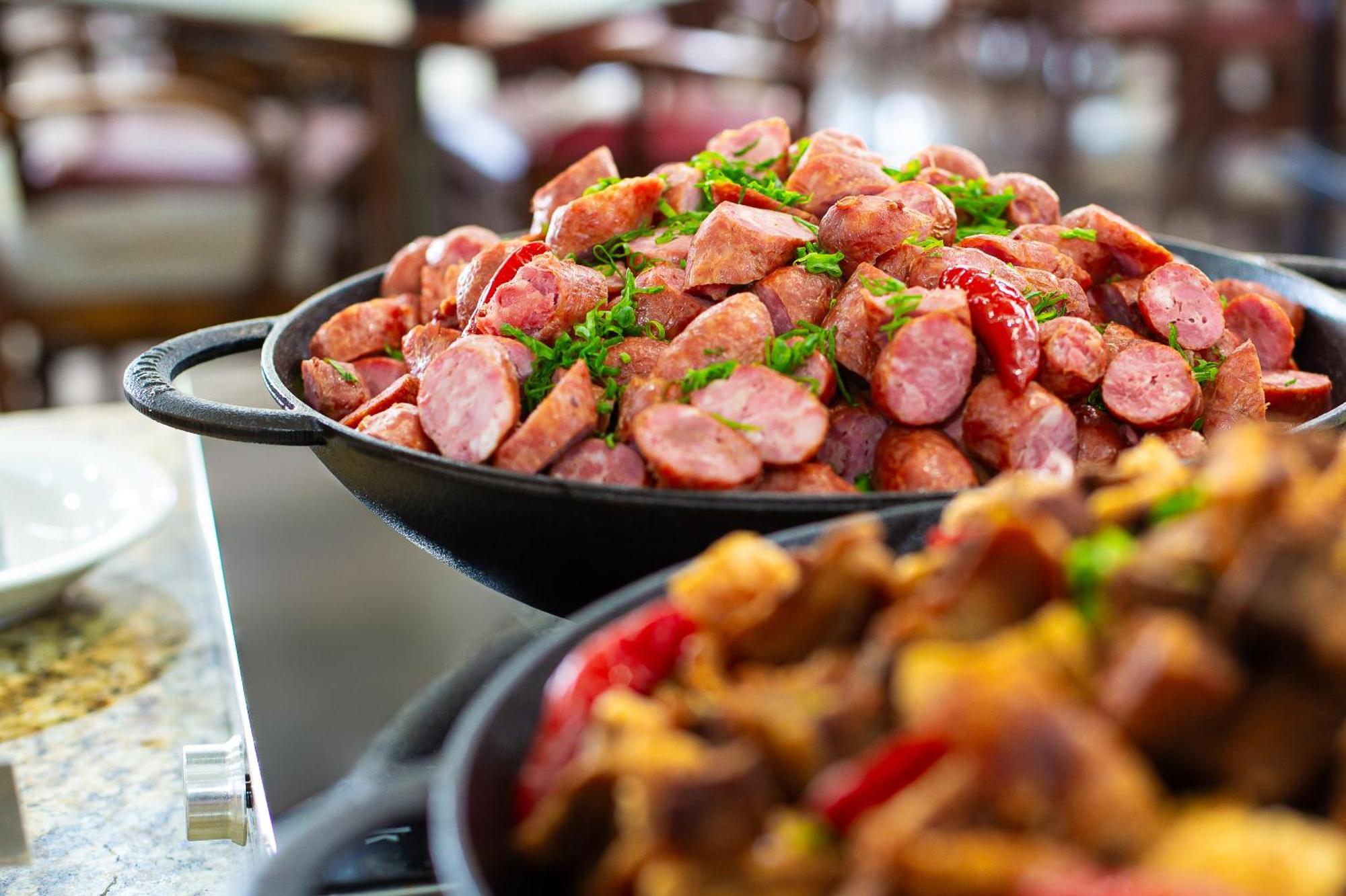 Golden Park All Inclusive Poços de Caldas Dış mekan fotoğraf Kielbasa prepared in a skillet